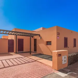 https://anahi-homes-corralejo-villa-brezo-1.in-canary-islands.com